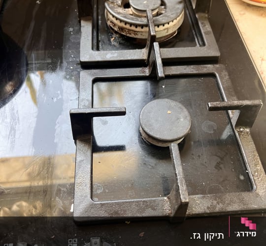 כיריים גז עם כפתורי שליטה ומבערים
